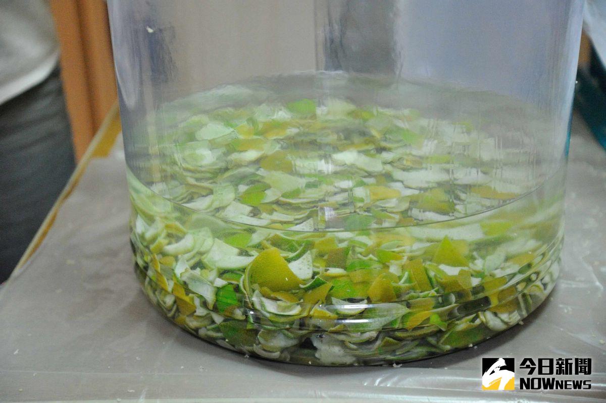 ▲果皮清潔劑使用回收果皮製作。（圖／北市動物園提供）