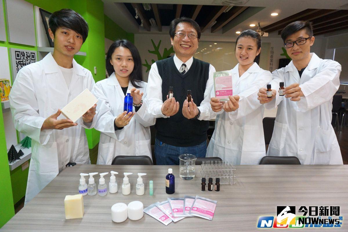 ▲大葉大學生科系主任李世傑(中)帶領學生研發土肉桂葉精油的應用。（圖／記者陳雅芳攝，2017.4.7）