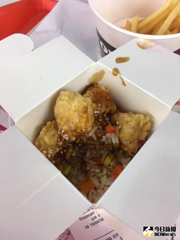 ▲俄羅斯肯德基賣炸雞肉飯，網友大推好吃。（圖／翻攝自《Dcard》）