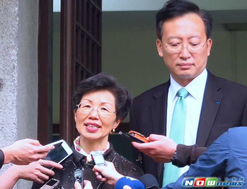 ▲陸委會主委張小月（左）與外交部次長吳志中（右），對北韓問題、李明哲案、川習會等議題交換意見，加強橫向聯繫。（圖／記者彭媁琳攝,2017.04.14）