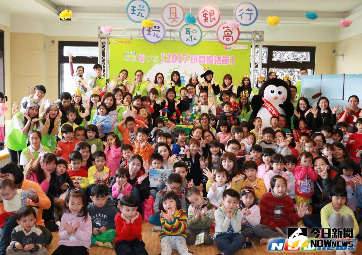 ▲社會局長張錦麗和網路報名參加的100組親子，在性平CEO企鵝暖爸的舞動帶領下，一起大喊「兒童節快樂！」（圖／記者陳志仁攝，2017.4.1）