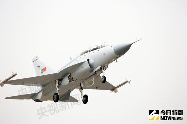 大陸最新雙座型梟龍戰鬥機首飛成功。
