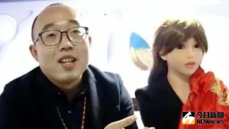 ▲31歲大陸男工程師鄭佳佳打造出一台機器人女友「瑩瑩」並且取她為妻，婚禮當天幫瑩瑩穿上新娘服、頭頂罩上紅頭巾，抱起30多公斤重的新娘在夢想小鎮走一圈。（影片／取自YouTube，若遭移除請見諒）