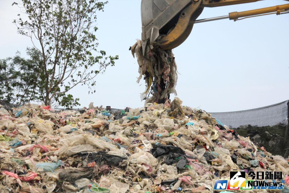 ▲台東總年產一萬餘噸塑料垃圾，在高雄的拒為代燒的垃圾危機下，垃圾掩埋場的活化工程變得勢在必行，圖為台東建農垃圾掩埋廠的塑料垃圾。（圖／記者劉修銘攝，2017 .04 .05）