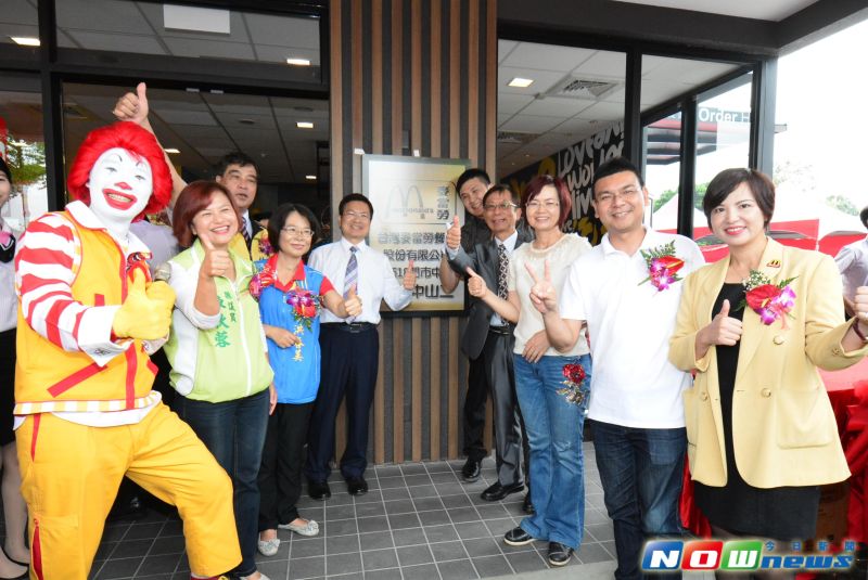 ▲麥當勞在彰化縣員林市拓展第三家店隆重開幕，彰化縣長魏明谷等人共同剪綵。（圖／記者陳雅芳攝，2017.4.9）