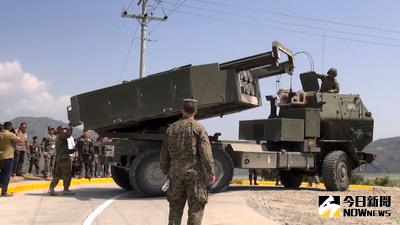 菲美將於5月中旬舉行代號「肩並肩」（Balikatan）的例行聯合軍事演習。圖為2016年肩並肩演習，美軍展示「高機動性火箭系統」（HIMARS）的資料照片。中央社記者林行健烏鴉谷攝   106年4月17日