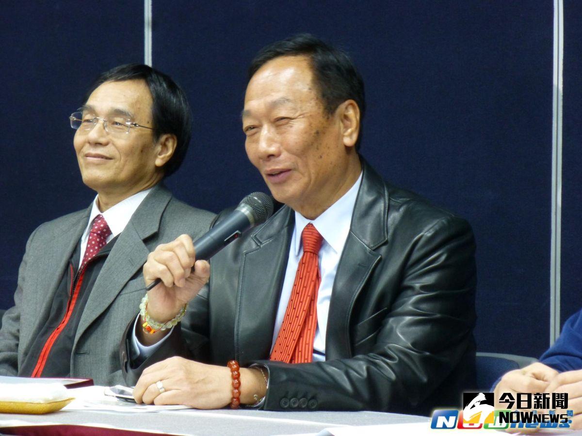 ▲針對川普提出的「美國製造」，鴻海董事長郭台銘（圖右）表示，這是「選擇題」，最終還是要交由消費者來做決定。圖左為夏普社長、鴻海副總裁戴正吳。（圖／記者許家禎攝，2017.1.22）