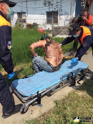 高市岡山區一處高壓電塔2日發生一起觸電意外，戴姓台電工人在電塔上維修時誤觸電線，造成嚴重灼傷，當時意識仍清醒的他仍忍痛自行自高塔爬下，走到路口上救護車送醫。（高市消防局提供）中央社記者程啟峰高雄傳真  106年4月2日