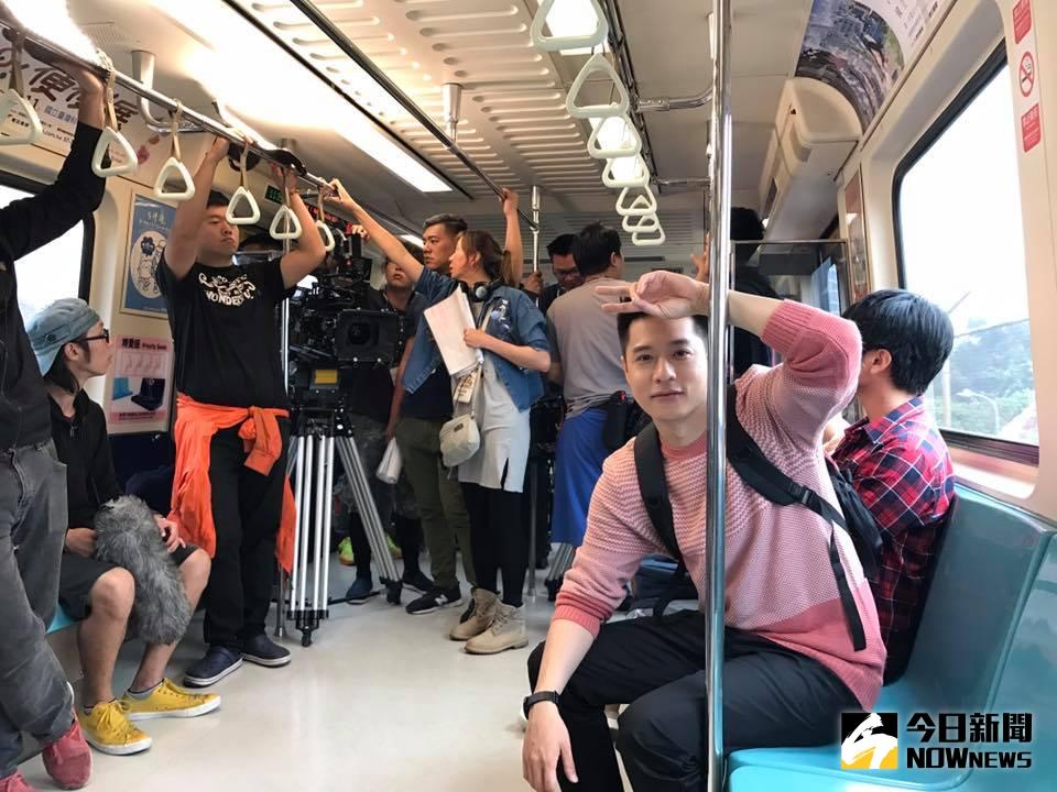 ▲周湯豪非常歡迎粉絲找他一起合照。（圖／翻攝自周湯豪臉書，2017.04.10）