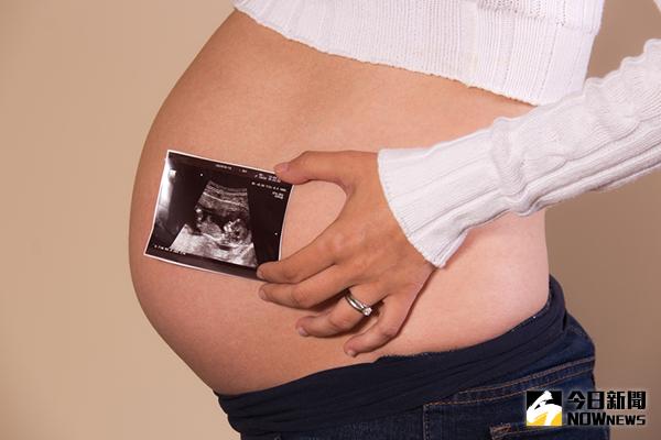 ▲女性懷孕期間可能罹患「妊娠性鼻炎」，容易使孕婦睡眠時易有鼾聲。（圖／ingimage）