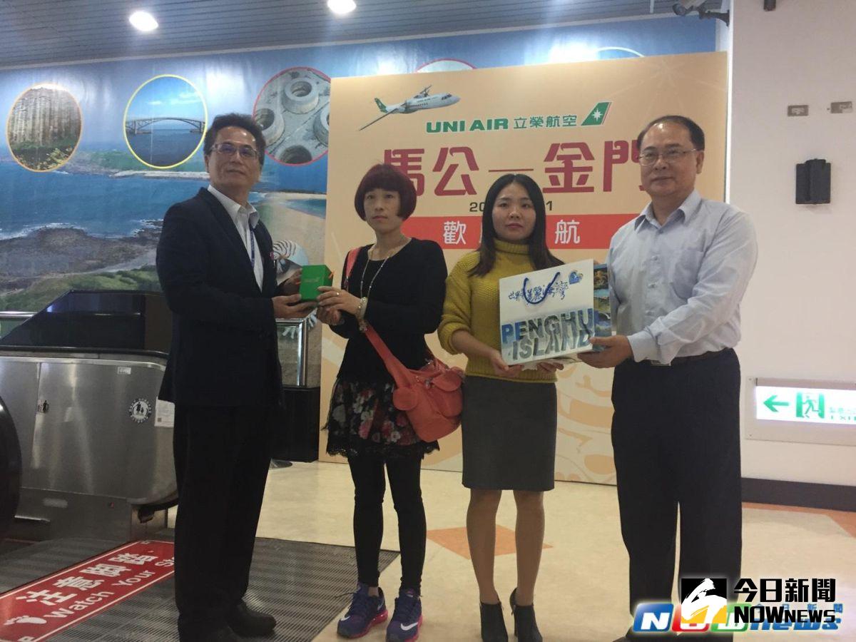 ▲馬公航空站主任邱永昇與旅遊處副處長陳賜豐致贈小禮物給家扶中心及慢飛天使。（圖／記者鄧至傑攝）