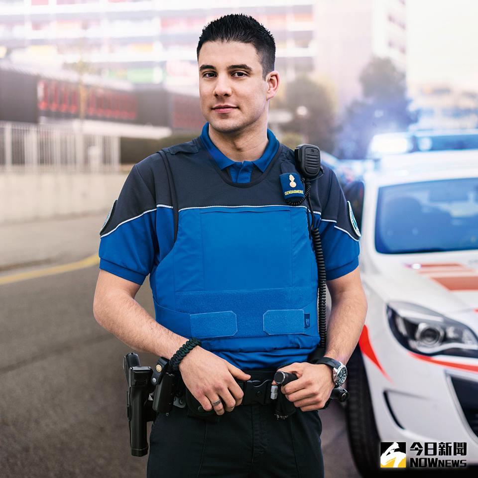 ▲瑞典警察穿排汗POLO衫值勤，設計超前衛。（圖／翻攝自臉書社團野生警察制服裝備改革委員會）