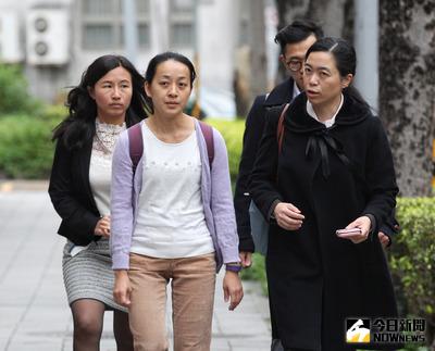 士林地方法院13日下午審理內湖女童小燈泡命案，小燈泡母親王婉諭（左2）出庭，她上午在臉書發文，「讓小燈泡的犧牲，能在絕地裡找到價值」。中央社記者張皓安攝  106年4月13日