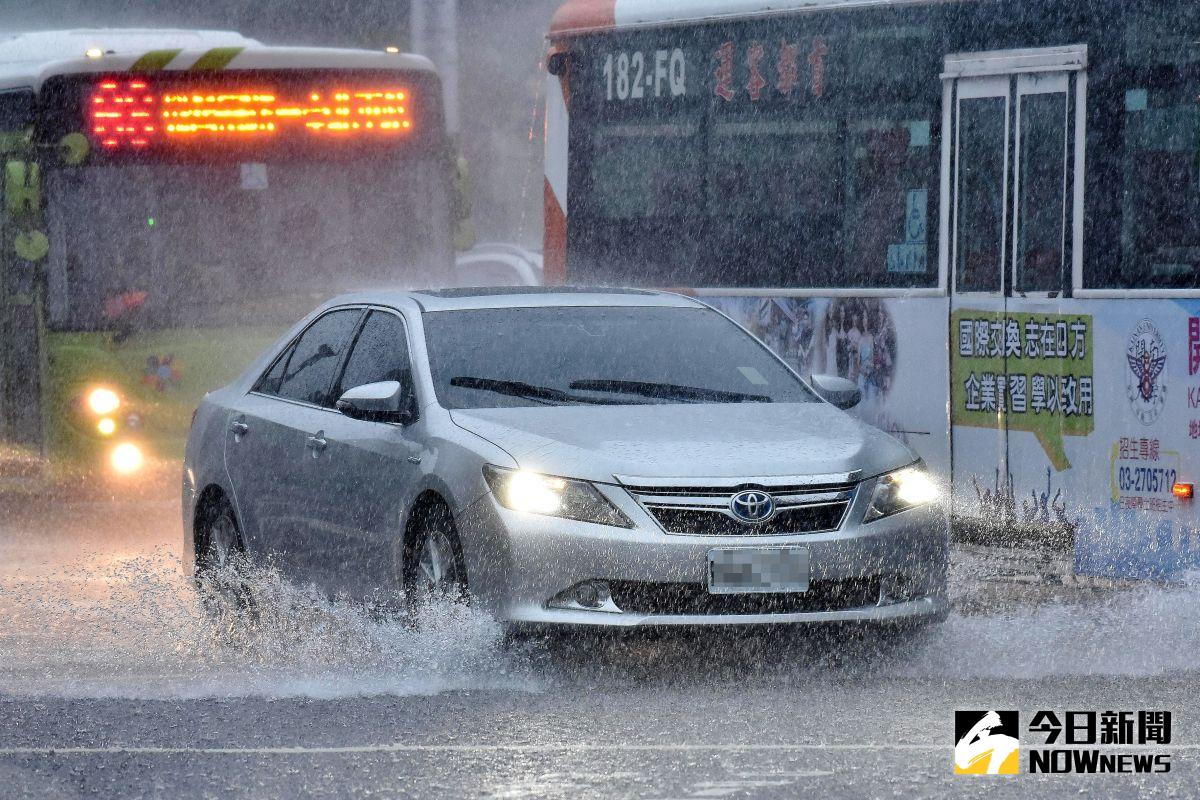 ▲很多人在下大雨時都會開車來代步，結果有一位車主下車時卻忘記關車窗，路人見狀神救援被狂讚。（示意圖非當事車輛／NOWnews資料照）