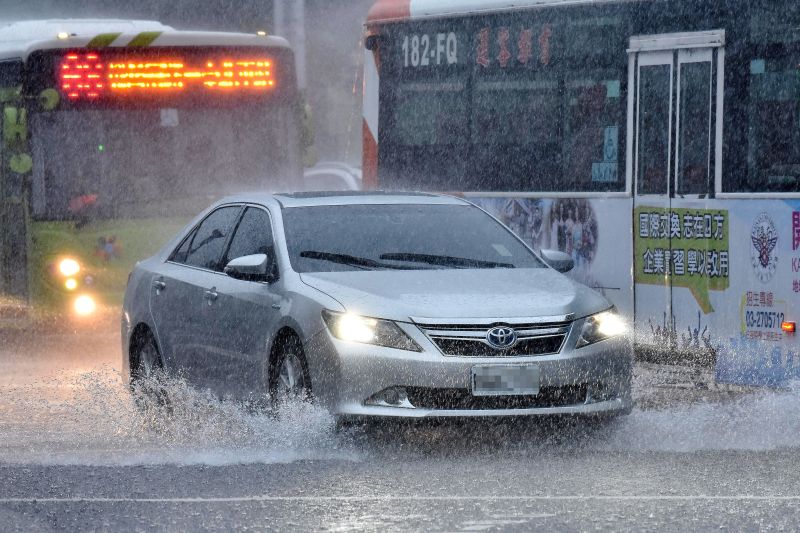 雨天停車少「一動作」就離開!路人神救援 眾跪:太偉大
