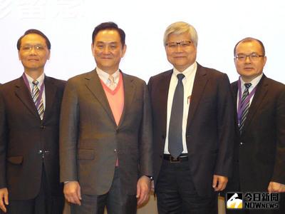 台灣半導體產業協會6日舉辦會員大會，順利改選理事長，由台積電總經理暨共同執行長魏哲家(右二)當選。中央社記者張建中攝　106年4月6日