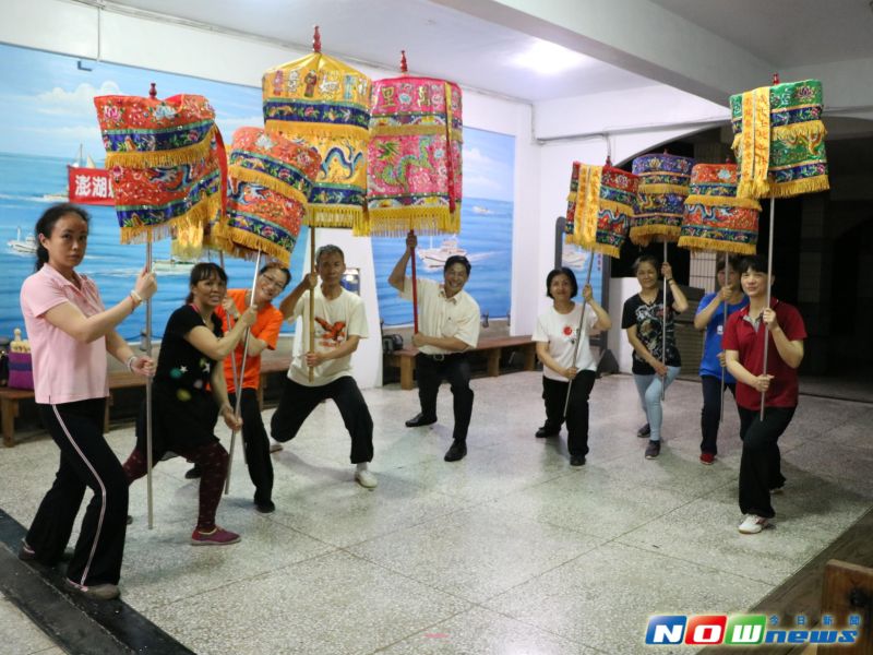 ▲馬公市樂齡學習中心第一期的「涼傘文化班」課程日前在光明社區活動中心正式開課。（圖／記者鄧至傑攝）