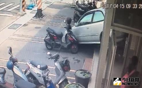 ▲疑心急搶車位，女駕駛誤踩油門撞死超商女客人。（圖／社會中心翻攝）