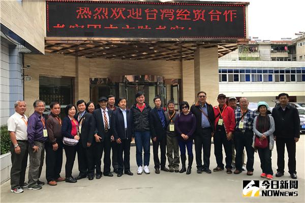 考察團嘉賓與當地領導合影。