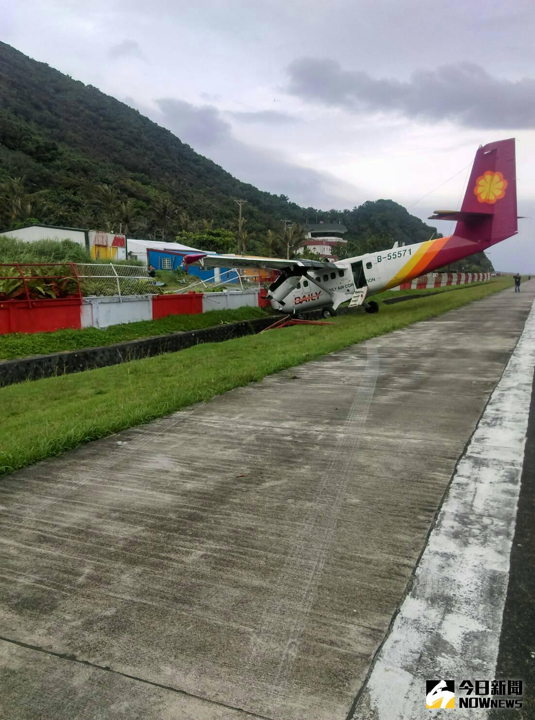 ▲德安航空今（13）日下午一架台東飛往蘭嶼班機，降落時忽然偏離跑道撞上一旁的護欄，所幸機上所有人員均安。（圖／民航局）