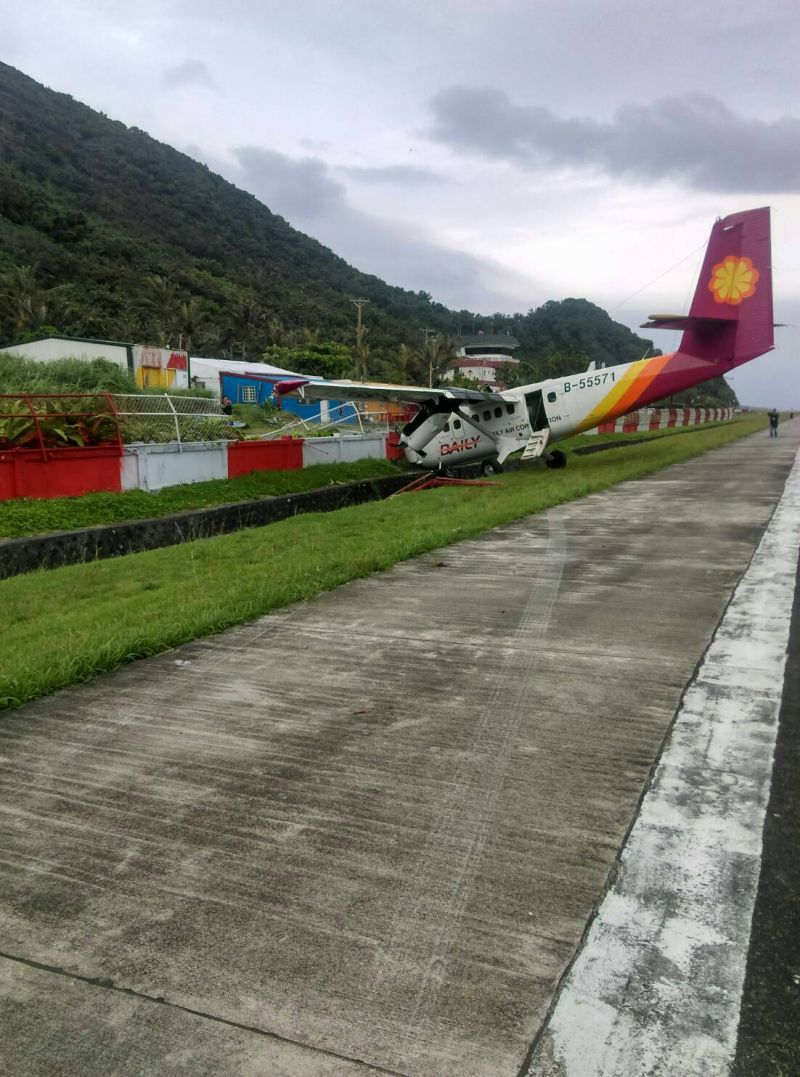 ▲德安航空今（13）日下午一架台東飛往蘭嶼班機，降落時忽然偏離跑道撞上一旁的護欄，所幸機上所有人員均安。（圖／民航局）