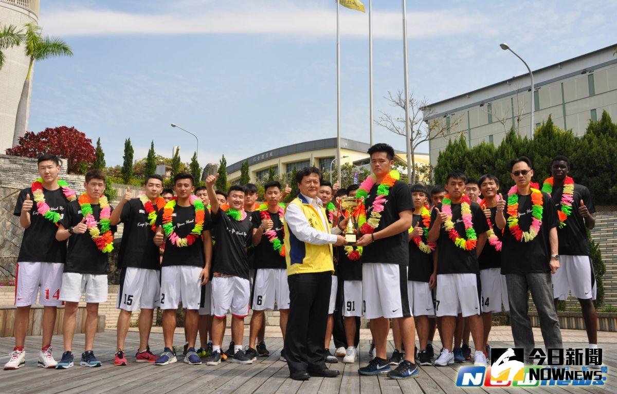 ▲中州科大男籃隊勇奪UBA大專籃球聯賽甲二級冠軍，隊長將獎盃與喜悅獻給學校，由曾慶瀛校長(前左)代表接受。（圖／記者陳雅芳攝，2017.4.6）