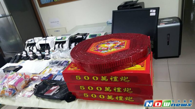 ▲苗栗頭份警分局偵破暴力討債案件，警方查出，新竹三光幫分子57歲蔡姓男子等人涉嫌借現金給賭客，被害人還不出錢，暴力相向，手段兇殘，圖為查扣的賭博工具及賭資。（圖／苗栗頭份警分局提供，2017.4.13）