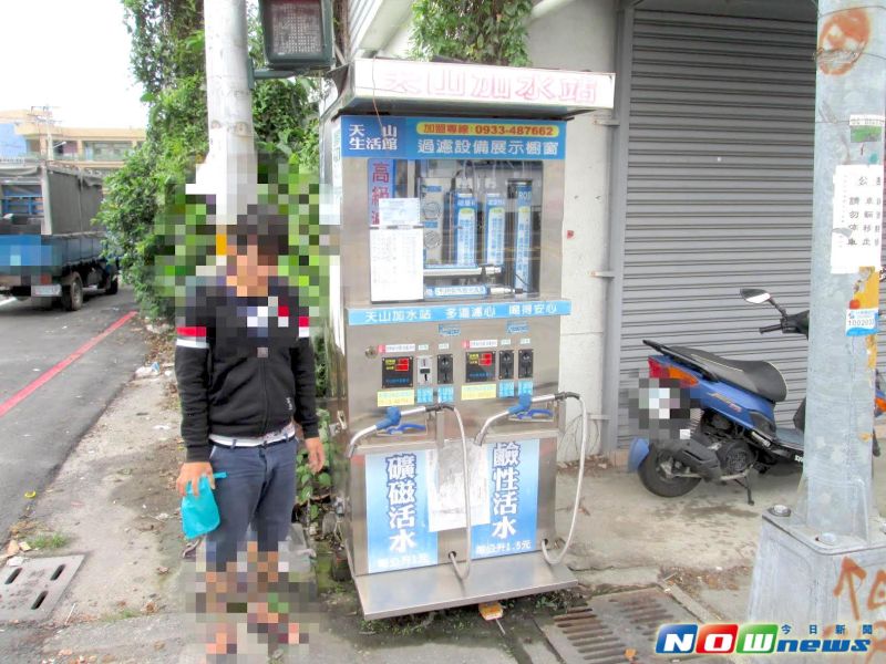 ▲台東一名吳姓毒品治安人口，將台東市區的自助加水機當提款機用，當毒癮難耐之時就去破壞機台竊取機台中的零錢花用，穿越十年台東警方再度逮獲慣犯吳嫌。（圖／臺東分局提供，2017. 04. 27.）