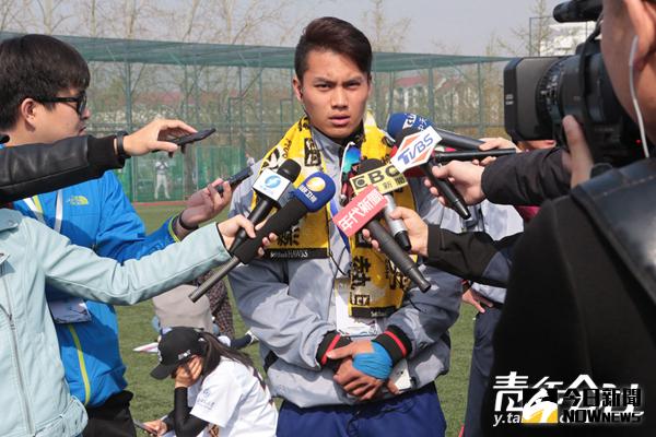 北方工業大學棒球隊中的台灣少數民族隊員陽仲鴻，正在接受媒體採訪。