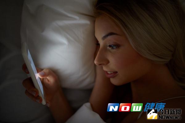 ▲研究發現，常常在黑暗中滑手機、滑平板，可能會造成短暫智慧型手機失明。（Photo Credit: ingimage）