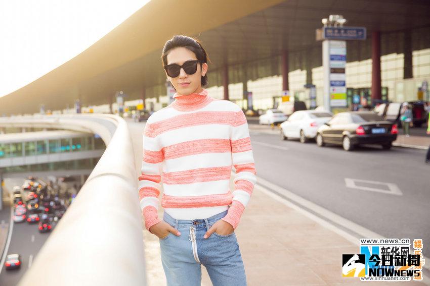 井柏然身穿橘色條紋高領上衣，搭配雙色拼接牛仔褲帥氣亮相，粉絲更獻上生日祝福。