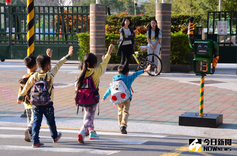 ▲全台首座「導護機器人」　號召兒童舉手過馬路。（圖／子影製作）
