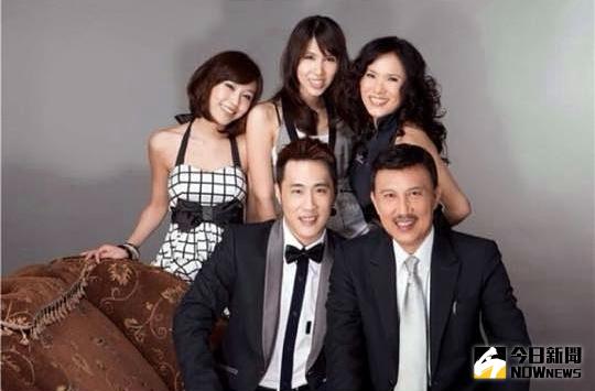 ▲余天、李亞萍、余筱萍、余苑綺、余祥銓全家福。（圖／翻攝自李雅萍臉書）