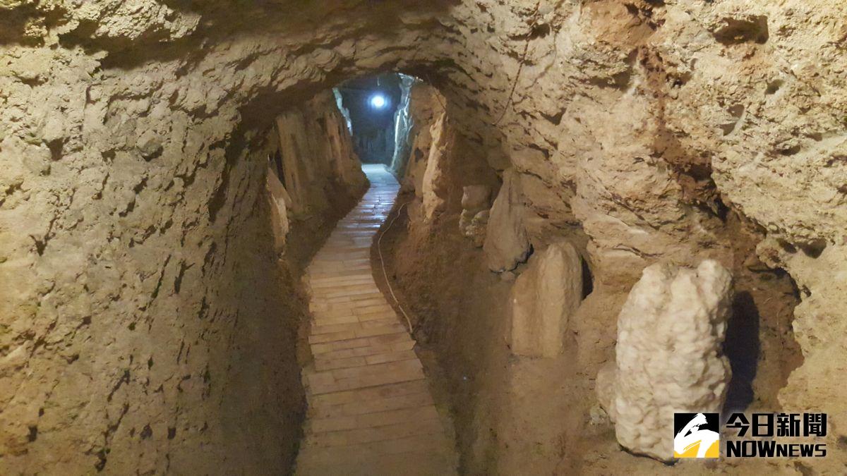 ▲全長約100公尺的石灰岩坑道，現場冬暖夏涼，彷彿來到縮小版的中國喀斯特地形洞穴。（圖／記者宋德威攝，2017.4.6）