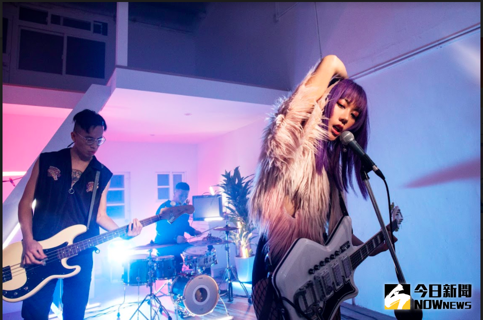 ▲「白目樂隊」女主唱高小糕在舞台上的脫序演出，都是為了「解放」。（圖／公關照）