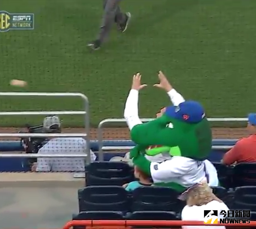 ▲棒球快砸中男童，吉祥物衝上前保護。（圖／翻攝自推特）