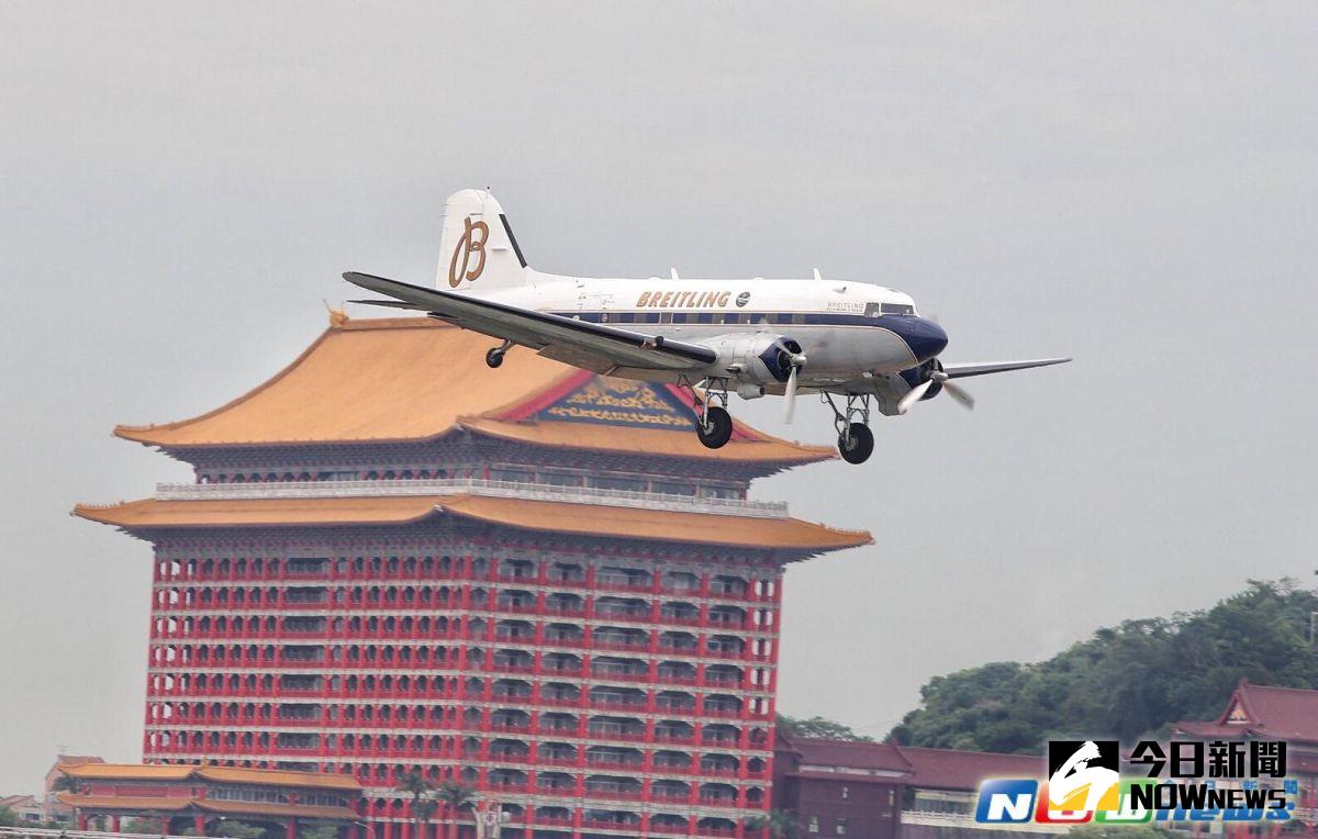 ▲一架曾經參加過二次世界大戰，高齡77歲的DC-3客機25日飛抵台北松山機場。（圖／記者葉政勳攝影.2017.4.25）