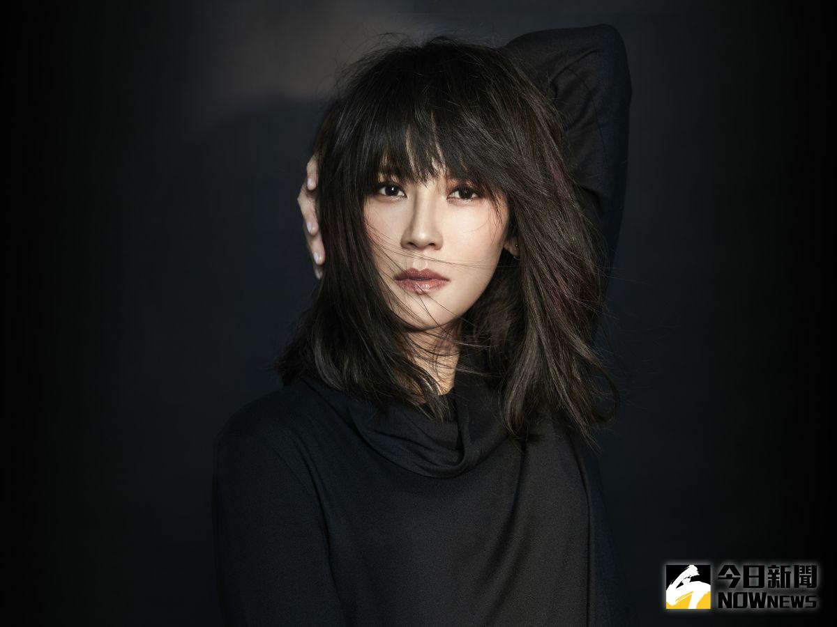 ▲楊乃文睽違3年再出輯，專輯完成還興奮地在臉書和微博分享。（圖／亞神音樂提供，2016.10.25）