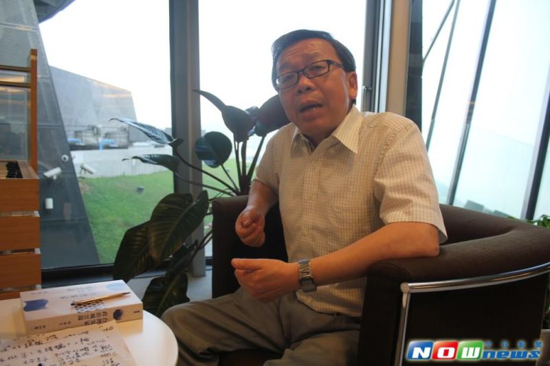 ▲媒體記者出身的何來美，花了五年時間，過程縱遇歷史真相，卻得不到出版社青睞，吃苦修福的他，如今出書，笑看煙雲，坦然自在。（圖／記者黃進恭攝，2017.4.10）