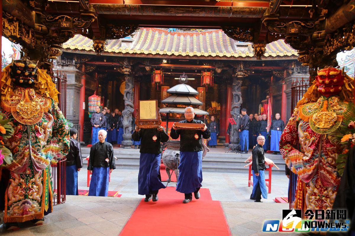 ▲媽祖誕辰祭典儀式悉尊傳統古禮，執事者都穿著長袍馬褂，祭典過程肅穆隆重。（圖／記者蘇榮泉攝，2017.04.19）