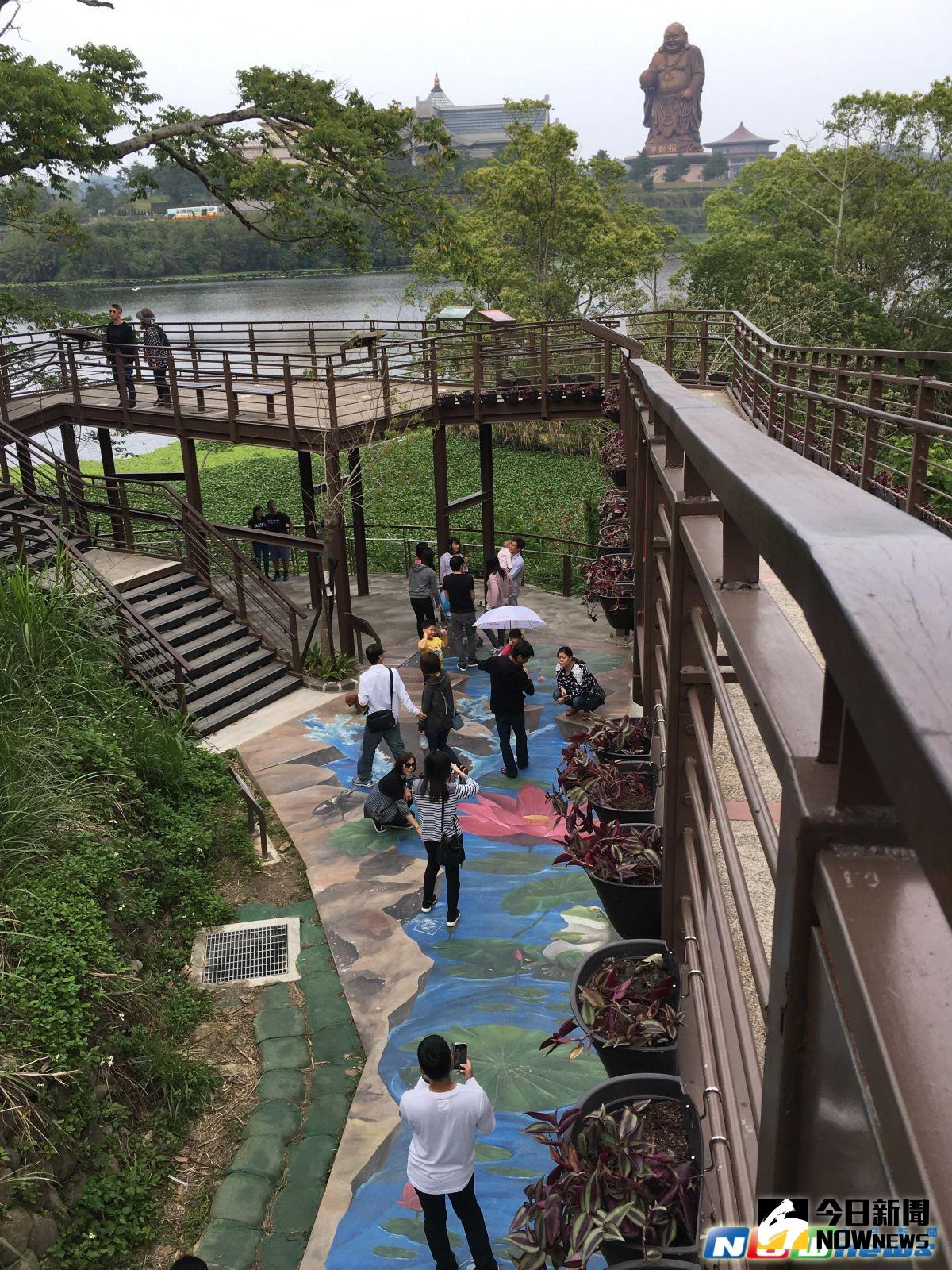 ▲峨眉湖步道可以遠眺湖景與彌勒大佛，3D立體彩繪步道更成遊客拍照熱點。（圖／記者常似虎攝，2017.4.6）