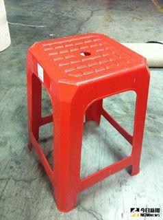 ▲塑膠椅洞洞特殊用途，竟能用來矯正駝背。（圖／翻攝自爆廢公社）