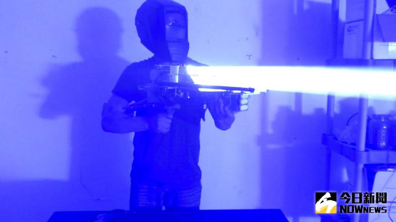 ▲styropyro利用破碎的電子產品、廢金屬等材料，自行製作出一把雷射槍。（圖／翻攝自YouTube）