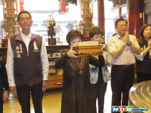 ▲曾蔡美佐（右二）在地方政商界地位舉足輕重。圖為昔日國民黨主席洪秀柱（中）2017 年參拜北港朝天宮，曾蔡美佐與現任董事長蔡咏锝（左一）陪同在側，罕見呈現前後任「朝天宮掌門人」與政壇高層同框的珍貴畫面。。（圖／NOWNEWS資料照）