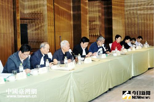 盛華仁在座談會上講話。