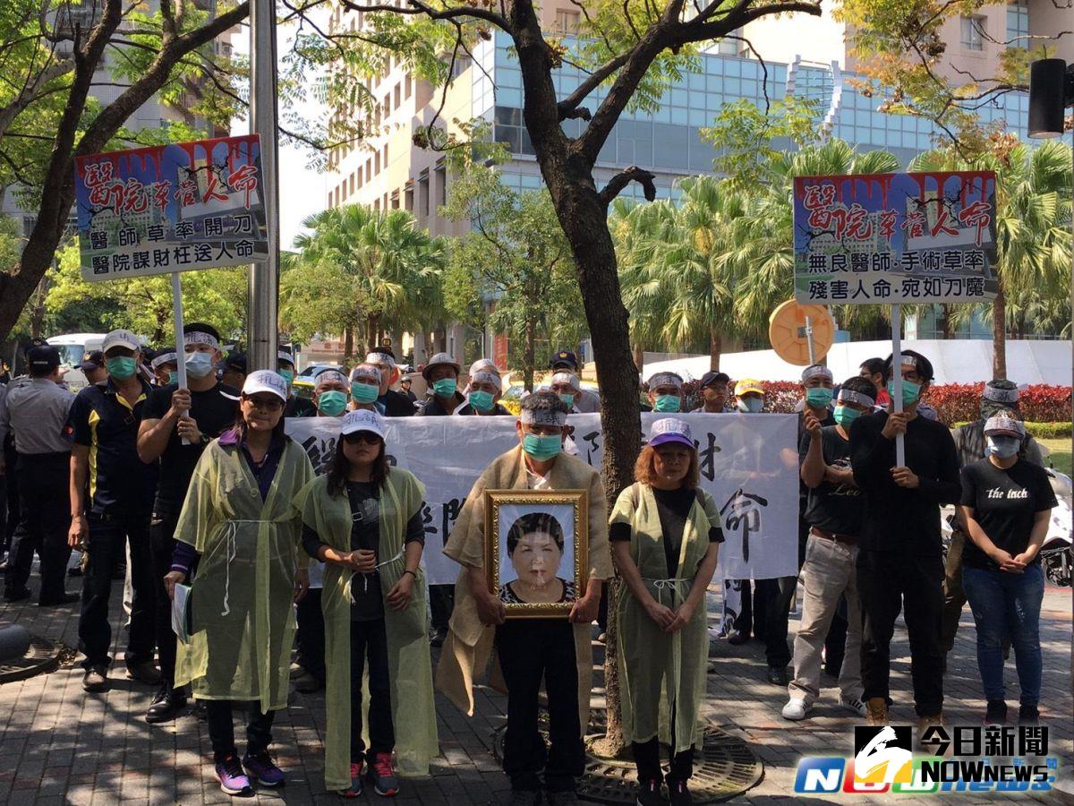 ▲黃姓家屬認為雙和醫院有醫療的疏失，導致母親因急性心肌梗塞不幸過世，今（5）日持白布條到醫院前抗議，要求洪姓主治醫師道歉。（圖／記者陳志仁攝，2017.4.5）