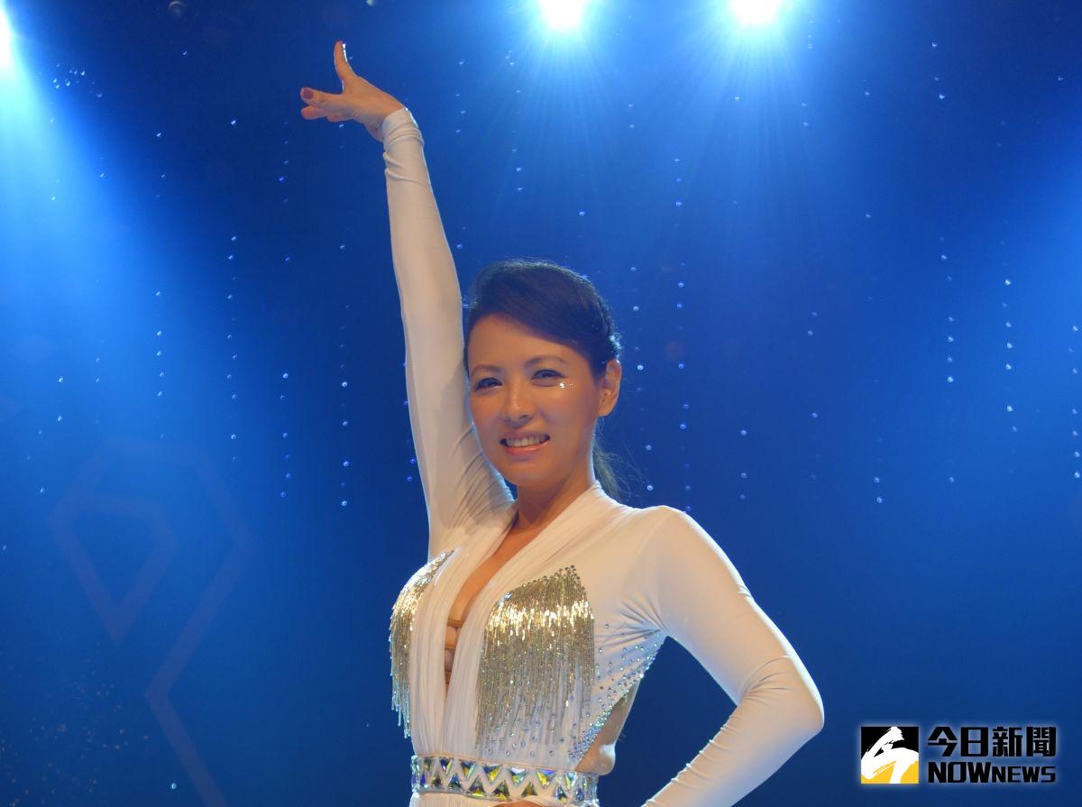 ▲陳孝萱秀國標，卻被侯怡君虧像廣場大媽。（圖／民視提供，2017.4.14）