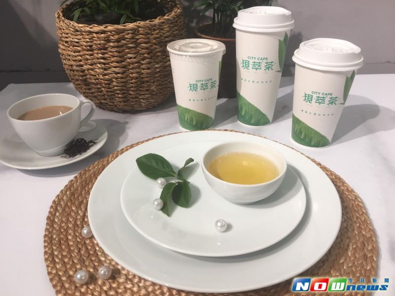 ▲7-ELEVEN旗下CITY CAFÉ現萃茶品牌不斷推陳出新，開發全新四季春茶系列與現萃珍珠系列，經典珍珠奶茶原價65元，限期3天祭出第2杯半價活動。（圖／記者彭夢竺攝，2017.4.18）