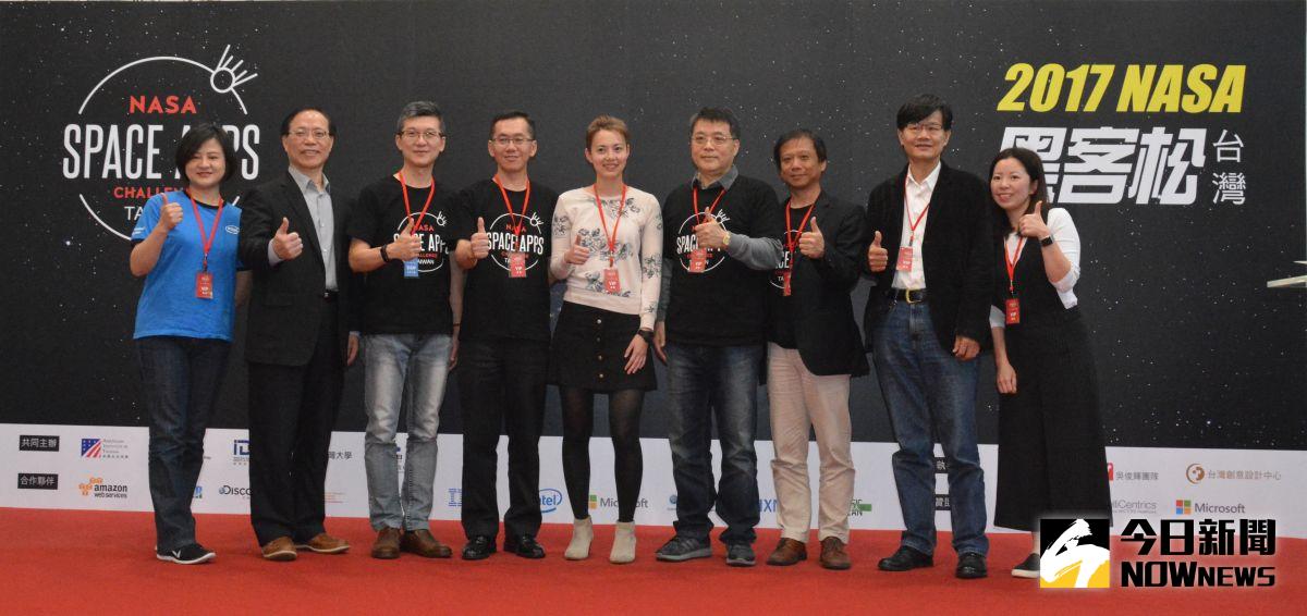 ▲美國太空總署space apps challenge客馬拉松活動，今年首次在台灣加舉行，此次活動網路由中華電信負責建置，中華電信總經理謝繼茂(左二)出席開幕儀式。（圖／公關公司提供）