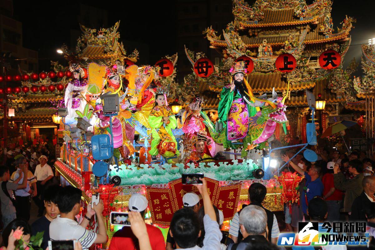 ▲北港藝閣共遊行5天，今晚最後一夜，吸引大批民眾湧進北港觀賞。（圖／北港  朝天宮提供，2017.04.19）